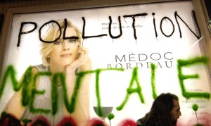 Un panneau publicitaire vandalisé par "Les déboulonneurs" à Paris, en 2005. 