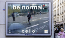 La campagne de Celio « Be Normal » montre des personnes anonymes floutées et des repères cartographiques de type Google Street View pour mettre en avant des vêtements de la marque et des prix. 
